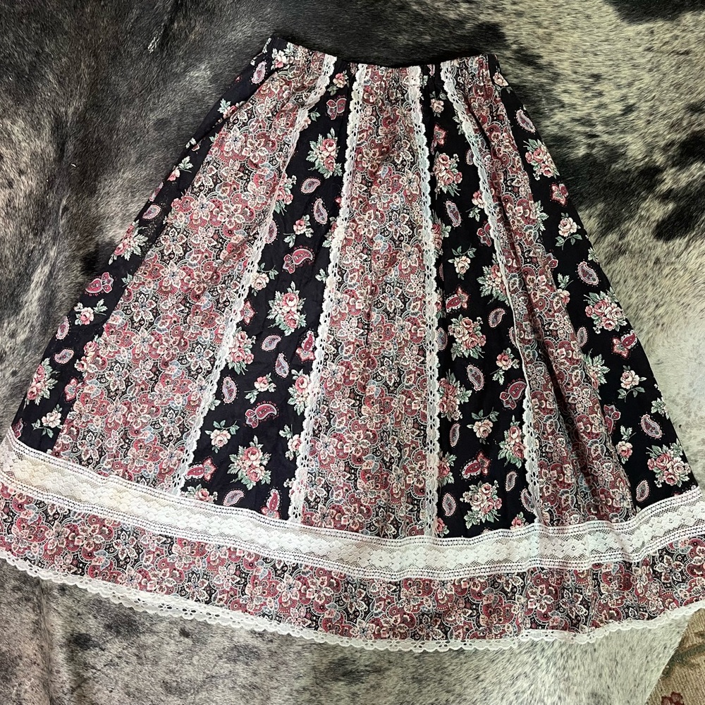 VTG Prairie Style Floral & Lace Skirt